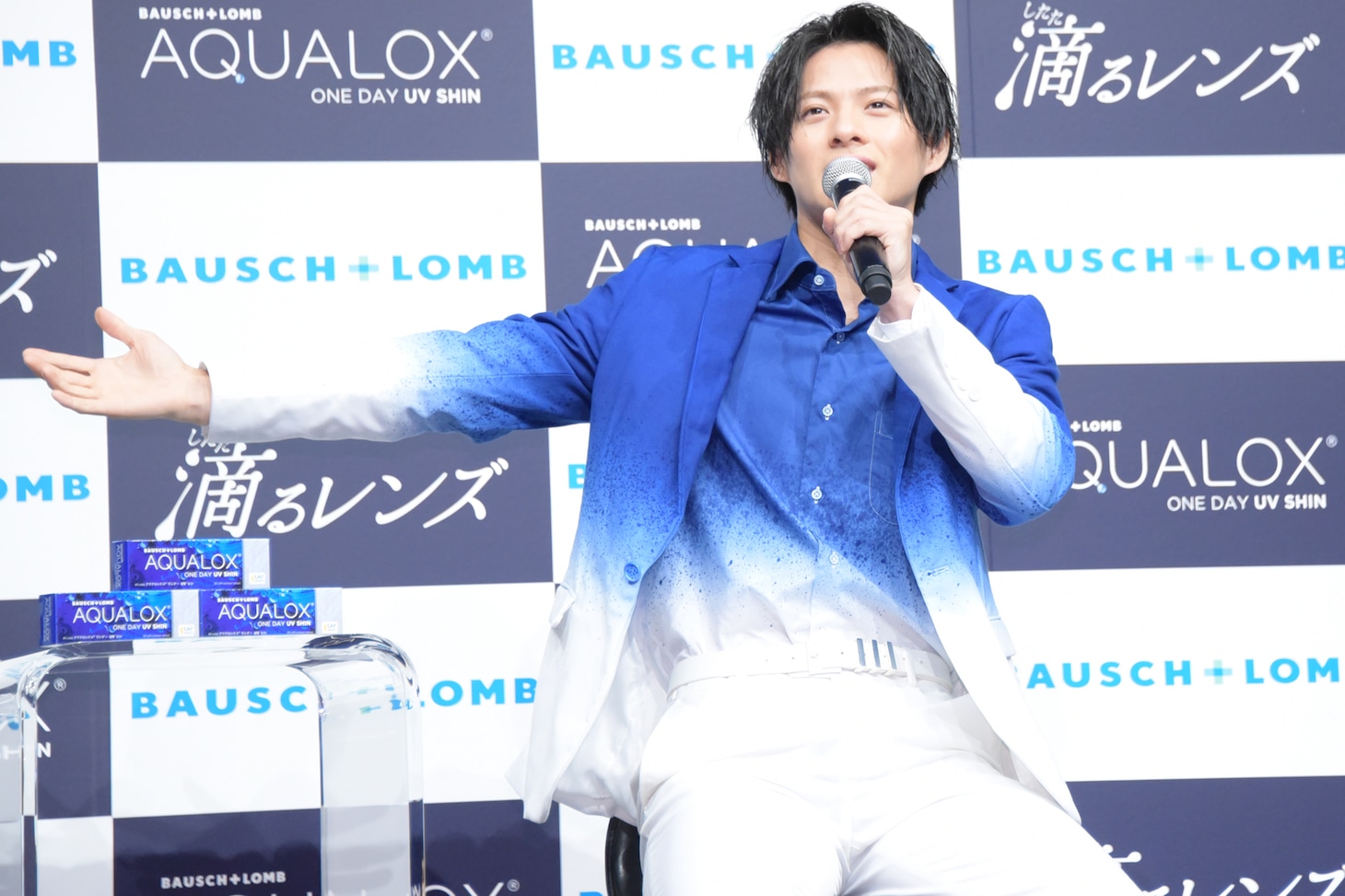 「ボシュロム アクアロックス ワンデー UV シン」の新CM「滴る男」編のワンシーンを再現する平野紫耀（King & Prince）。