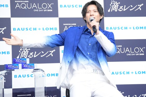 「ボシュロム アクアロックス ワンデー UV シン」の新CM「滴る男」編のワンシーンを再現する平野紫耀（King & Prince）。