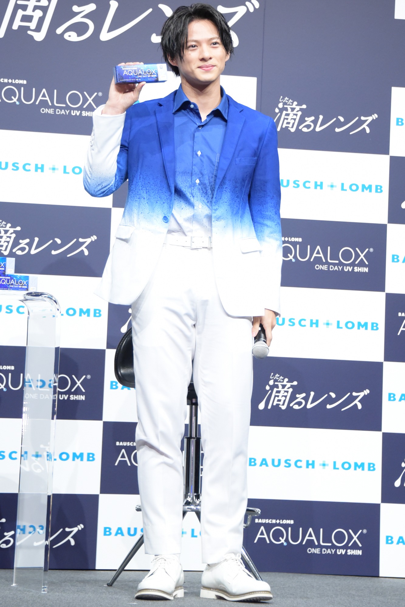 「ボシュロム アクアロックス ワンデー UV シン」のパッケージを持つ平野紫耀（King & Prince）。