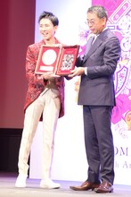 ソニー・ミュージックエンタテインメント代表取締役社長の村松俊亮氏からメモリアルプレートを受け取る郷ひろみ。