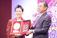 ソニー・ミュージックエンタテインメント代表取締役社長の村松俊亮氏からメモリアルプレートを受け取る郷ひろみ。
