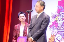 ソニー・ミュージックエンタテインメントの村松俊亮代表取締役社長からデビュー50周年の祝福の言葉をもらう郷ひろみ。