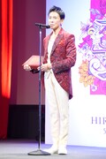 ファンとソニーのスタッフに感謝の気持ちを述べる郷ひろみ。