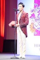 ファンとソニーのスタッフに感謝の気持ちを述べる郷ひろみ。