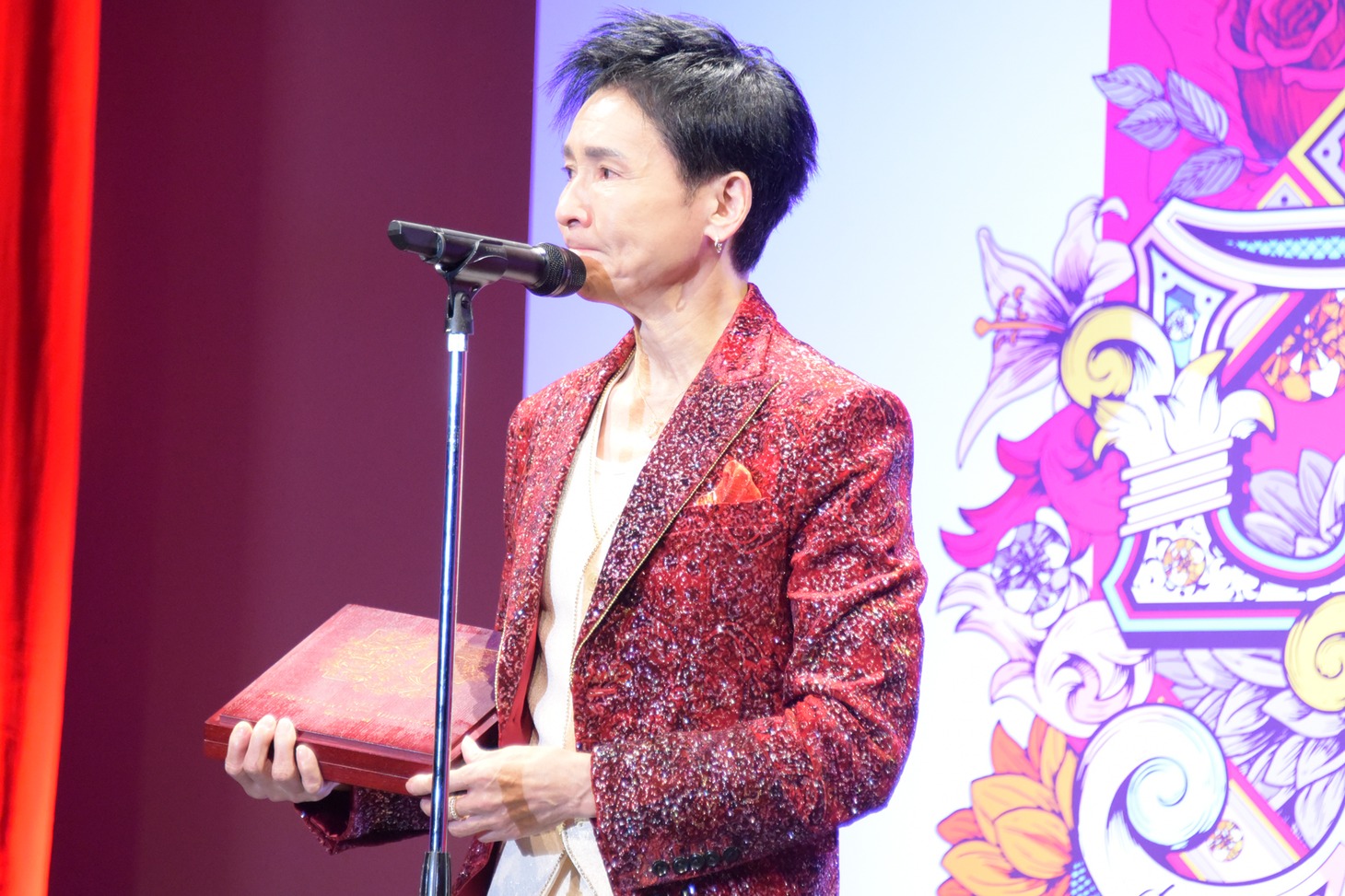 ファンとソニーのスタッフに感謝の気持ちを述べる郷ひろみ。