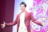 カメラにポーズを決める郷ひろみ。