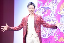 カメラにポーズを決める郷ひろみ。