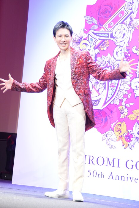 カメラにポーズを決める郷ひろみ。