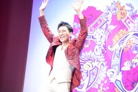 両手を振る郷ひろみ。