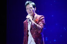 「言えないよ」を歌う郷ひろみ。