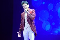 「言えないよ」を歌う郷ひろみ。