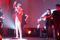 「ジャンケンポンGO!!」を歌う郷ひろみ。