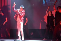 「ジャンケンポンGO!!」を歌う郷ひろみ。