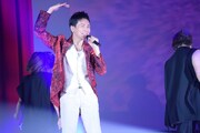 「2億4千万の瞳 -エキゾチック・ジャパン- 」を歌う郷ひろみ。