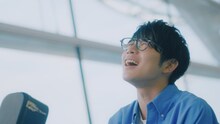 川崎鷹也「FLY HIGH」MVのサムネイル。