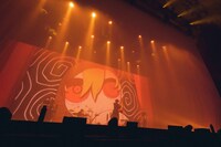 人気画像9位は「Eve初の武道館ライブ、ストリングスも交えた豪華パフォーマンスでファン魅了」より、Eve。