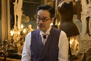 塚田鋼二役の田口トモロヲ。