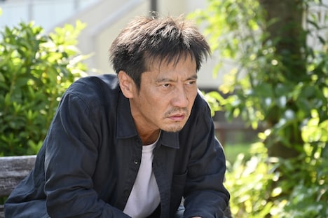 村田清役の津田寛治。