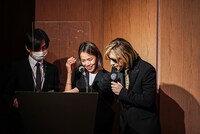 司会者に進行を指南するYOSHIKI。