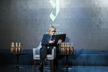 写真チェック中のYOSHIKI。