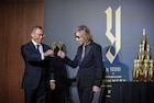 YOSHIKIは記者会見でも大忙し！新作シャンパンを「味に自信あり」とPRしながら現場を仕切る