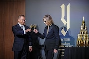 YOSHIKIは記者会見でも大忙し！新作シャンパンを「味に自信あり」とPRしながら現場を仕切る