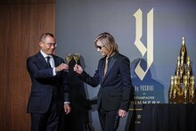 グラスを合わせる師井研代表とYOSHIKI。