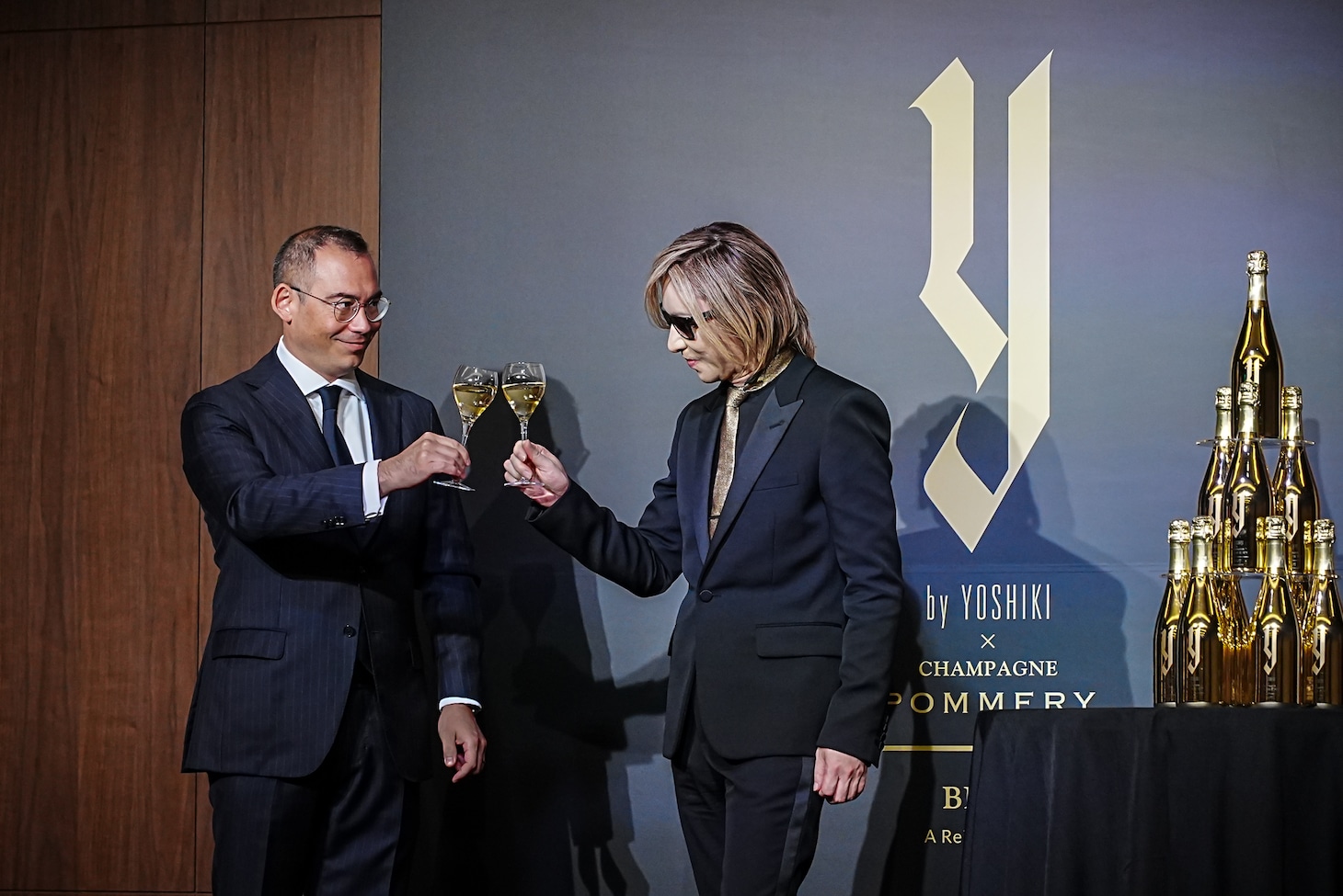 グラスを合わせる師井研代表とYOSHIKI。