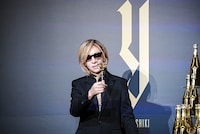 シャンパン越しのYOSHIKI。