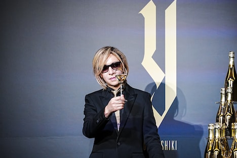 シャンパン越しのYOSHIKI。