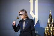 テイスティングするYOSHIKI。