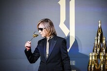 テイスティングするYOSHIKI。
