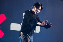 客席に手を振るHUENINGKAI。（撮影：曽我美芽）