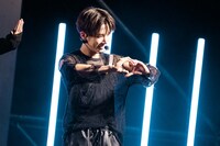 ハートマークをMOAに送るTAEHYUN。（撮影：曽我美芽）