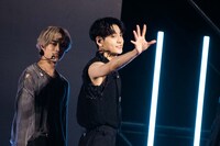 客席に手を振るSOOBIN（右）。（撮影：曽我美芽）