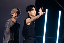 客席に手を振るSOOBIN（右）。（撮影：曽我美芽）