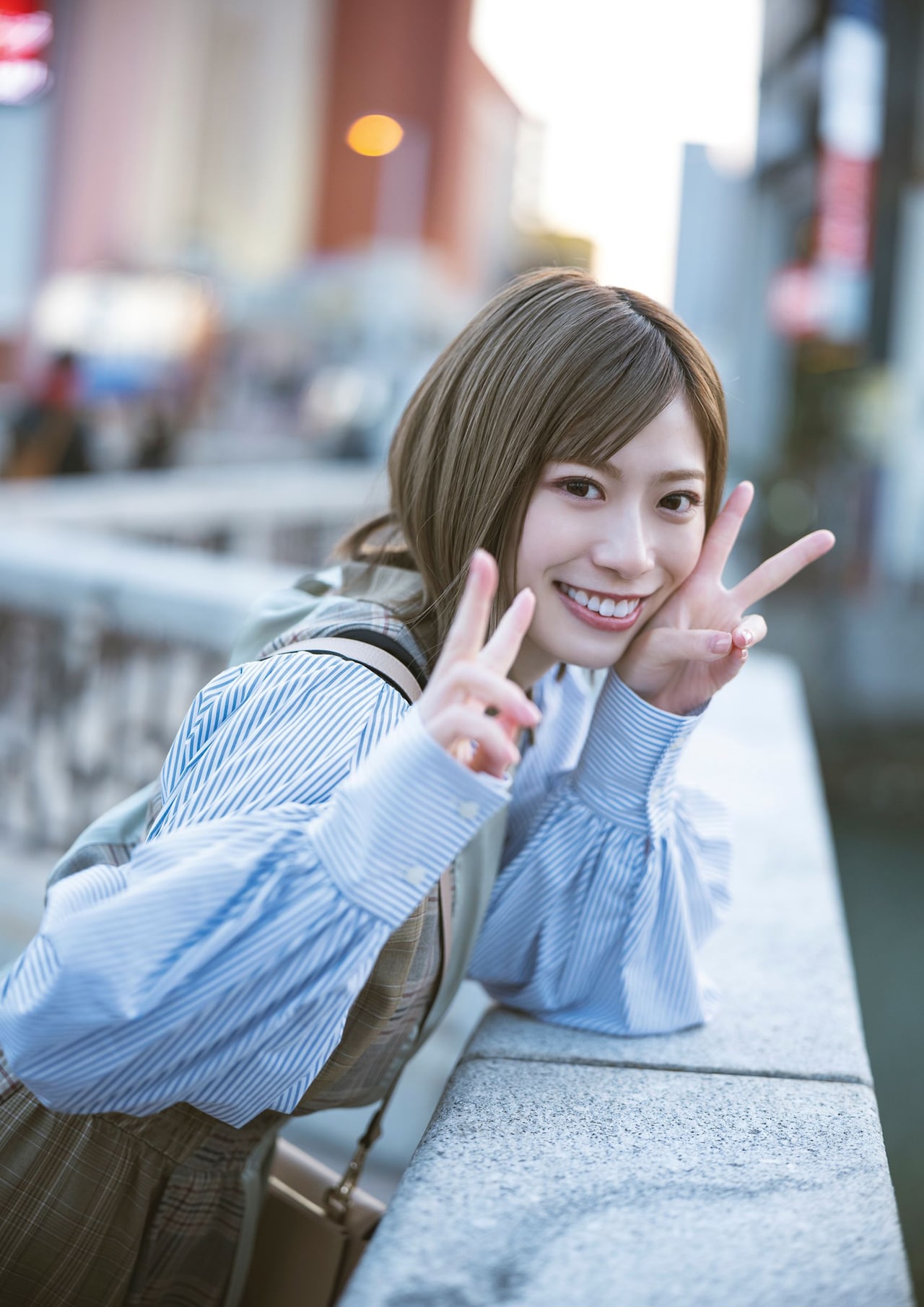 日向坂46東村芽依の1st写真集「見つけた」裏表紙4バージョン、秋元康の