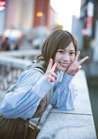 日向坂46東村芽依「見つけた」@Loppi・HMV限定版裏表紙 (c)藤本和典 / 白夜書房