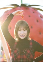 日向坂46東村芽依「見つけた」楽天ブックス限定版裏表紙 (c)藤本和典 / 白夜書房