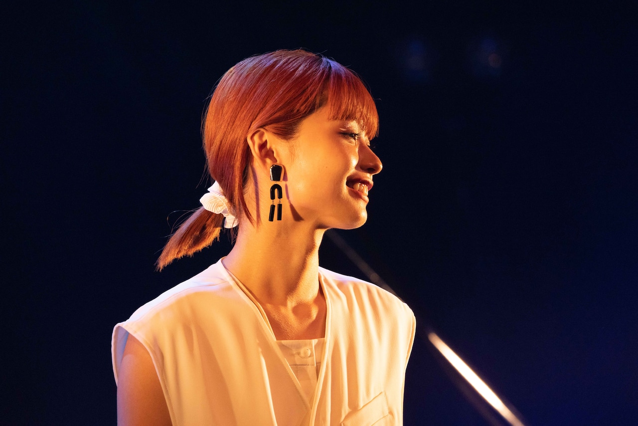 足立佳奈がデビュー5周年ライブで同世代Tani Yuukiと「ゆらり