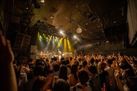 「ADACHI KANA 5th Anniversary Live "Life Goes On"」の様子。