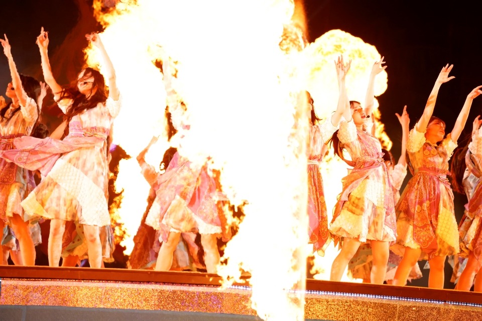 「Actually...」のパフォーマンスの様子。