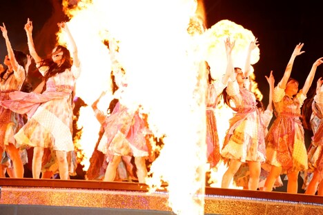 「Actually...」のパフォーマンスの様子。