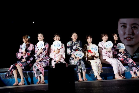 「君が扇いでくれた 」のパフォーマンスの様子。