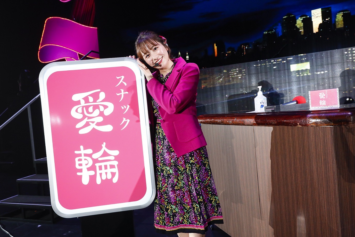 「スナック愛輪」のママに扮する佐々木彩夏。