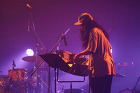 二階堂和美のサポートを務めるMC.sirafu（片想い / G, Key, Tp）。（撮影：廣田達也）