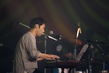 二階堂和美のサポートを務める伴瀬朝彦(片想い / B, Cho)。(撮影:廣田達也)