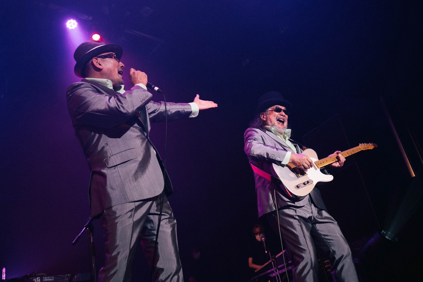 クレイジーケンバンドの横山剣（Vo）と小野瀬雅生（G）。（撮影：廣田達也）