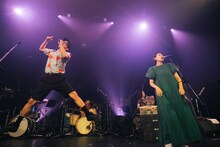 片想いの片岡シン（Vo, 三線）とオラリー（Vo）。（撮影：廣田達也）