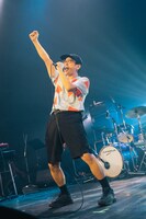 片岡シン（Vo, 三線 / 片想い）（撮影：廣田達也）